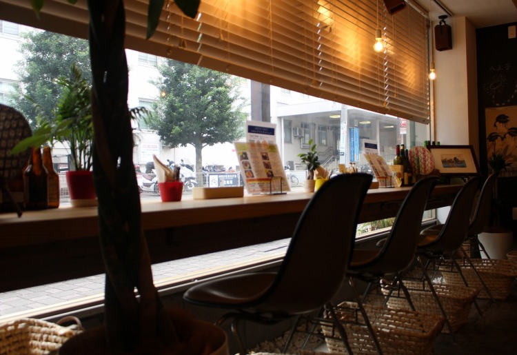 当店について 開放感のあるカウンター席 横浜マルニカフェダイニング 東神奈川のおすすめグルメ カフェ クラフトビール 旅色