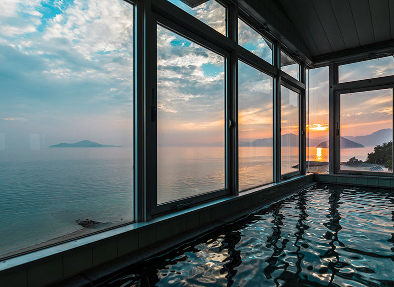 瀬戸内海に沈む夕陽を眺められる展望浴場